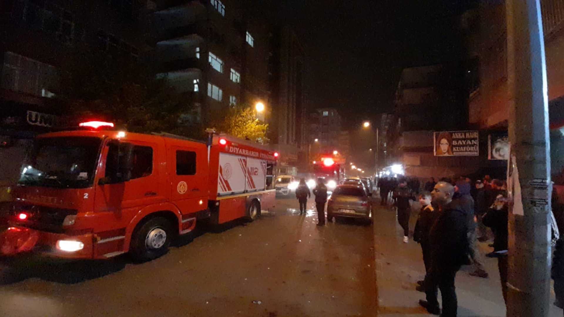 Diyarbakır'da 4 Katlı Apartmanda Yangın 1