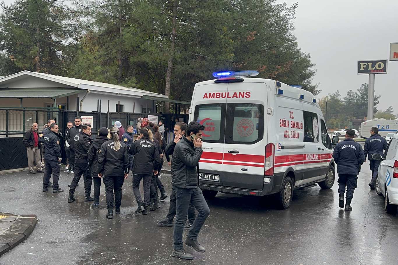 Diyarbakır’da Adliyede Kavga 1’I Polis 2 Yaralı 1