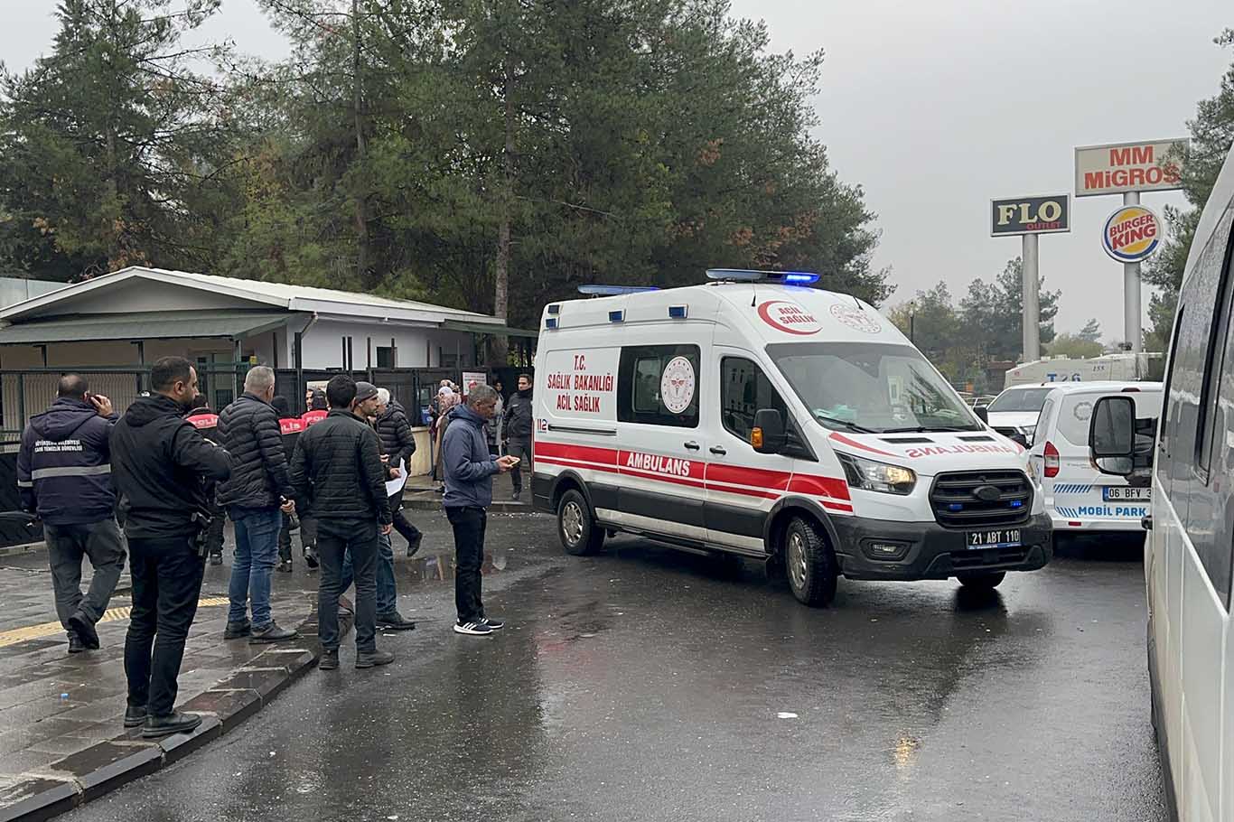 Diyarbakır’da Adliyede Kavga 1’I Polis 2 Yaralı 2