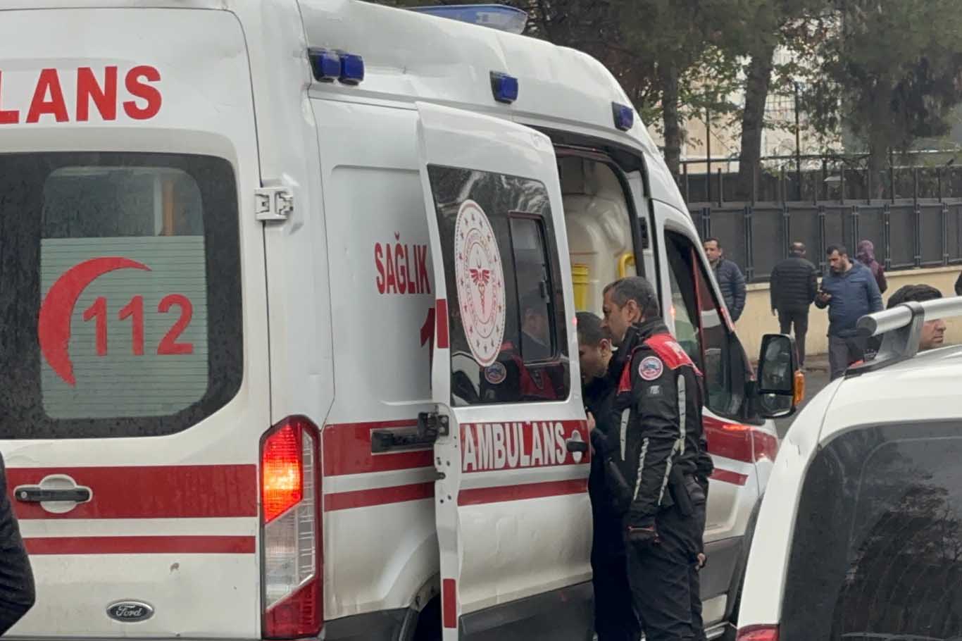 Diyarbakır’da Adliyede Kavga 1’I Polis 2 Yaralı 3