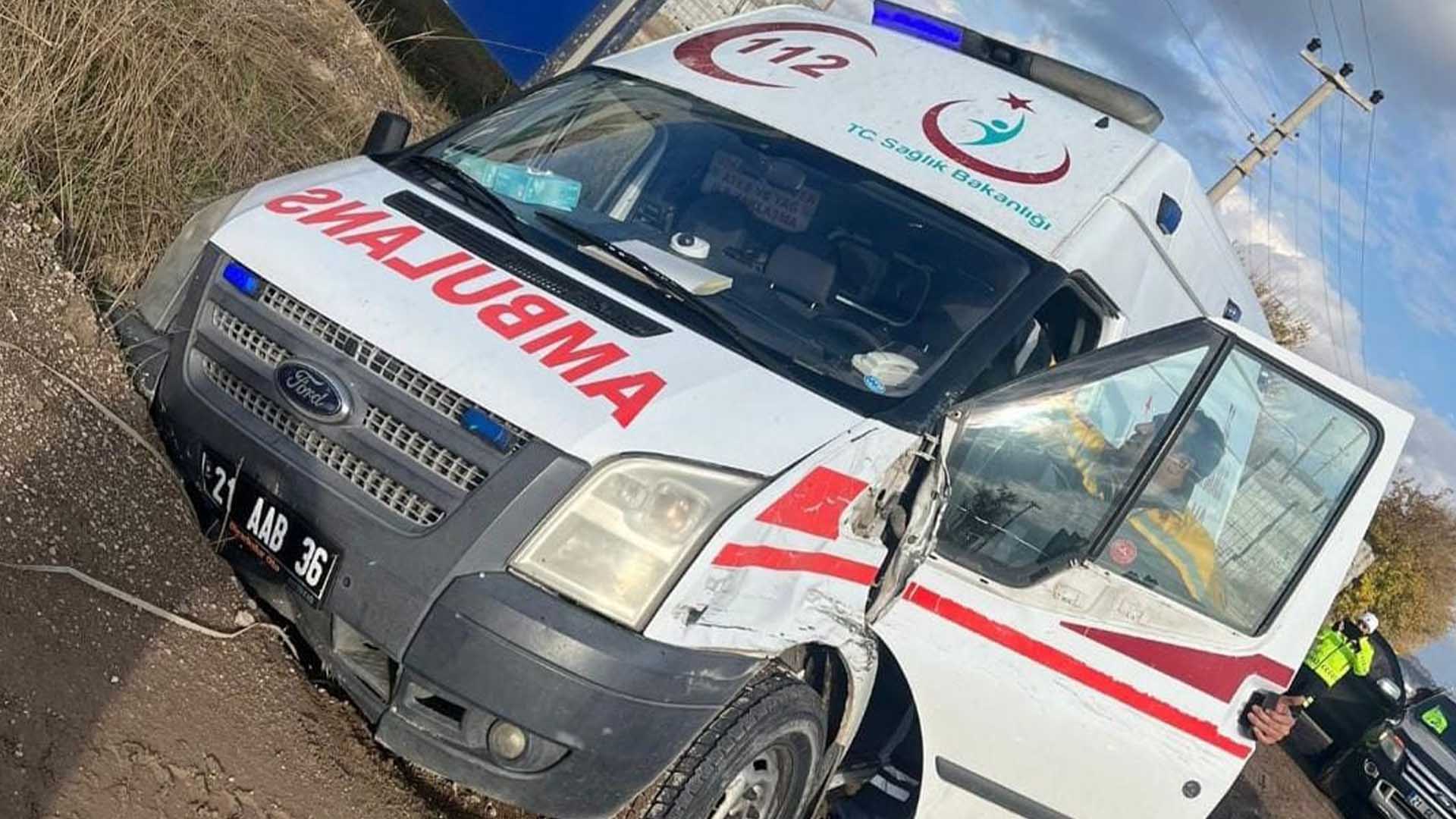 Diyarbakır'da Ambulans, Dönüş Yapan Kaza Yaptı 1 Sağlıkçı Yaralandı 1