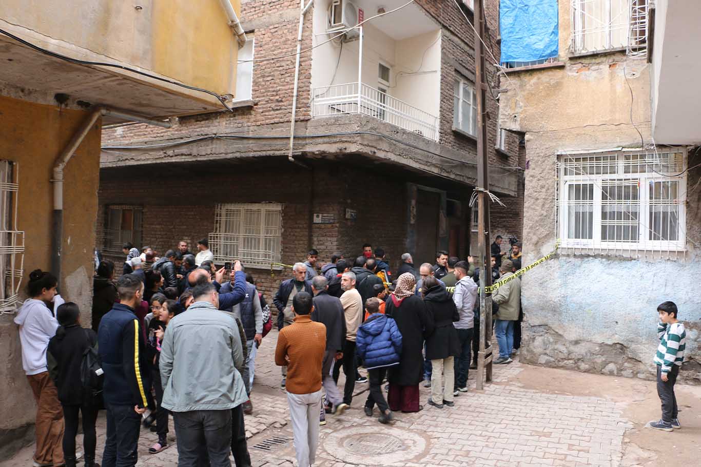 Diyarbakır’da Boş Bina Kendiliğinden Çöktü 1