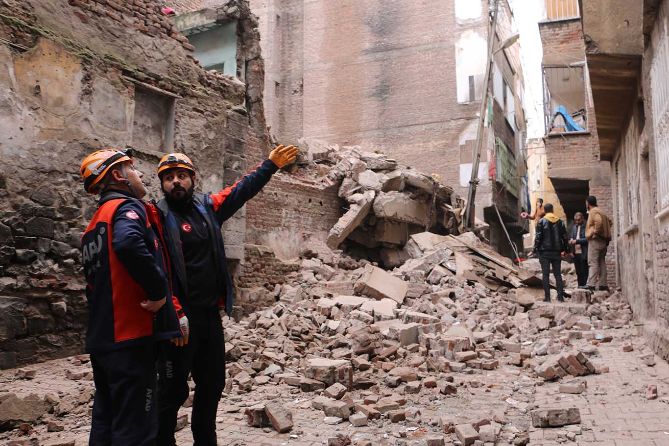 Diyarbakır’da Boş Bina Kendiliğinden Çöktü 4