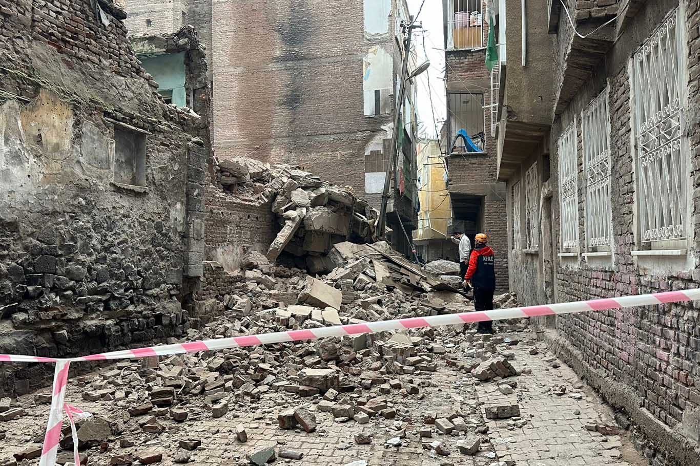 Diyarbakır’da Boş Bina Kendiliğinden Çöktü 5