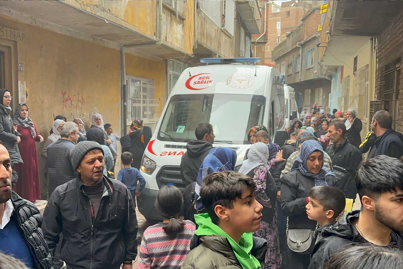 Diyarbakır’da Boş Bina Kendiliğinden Çöktü 6