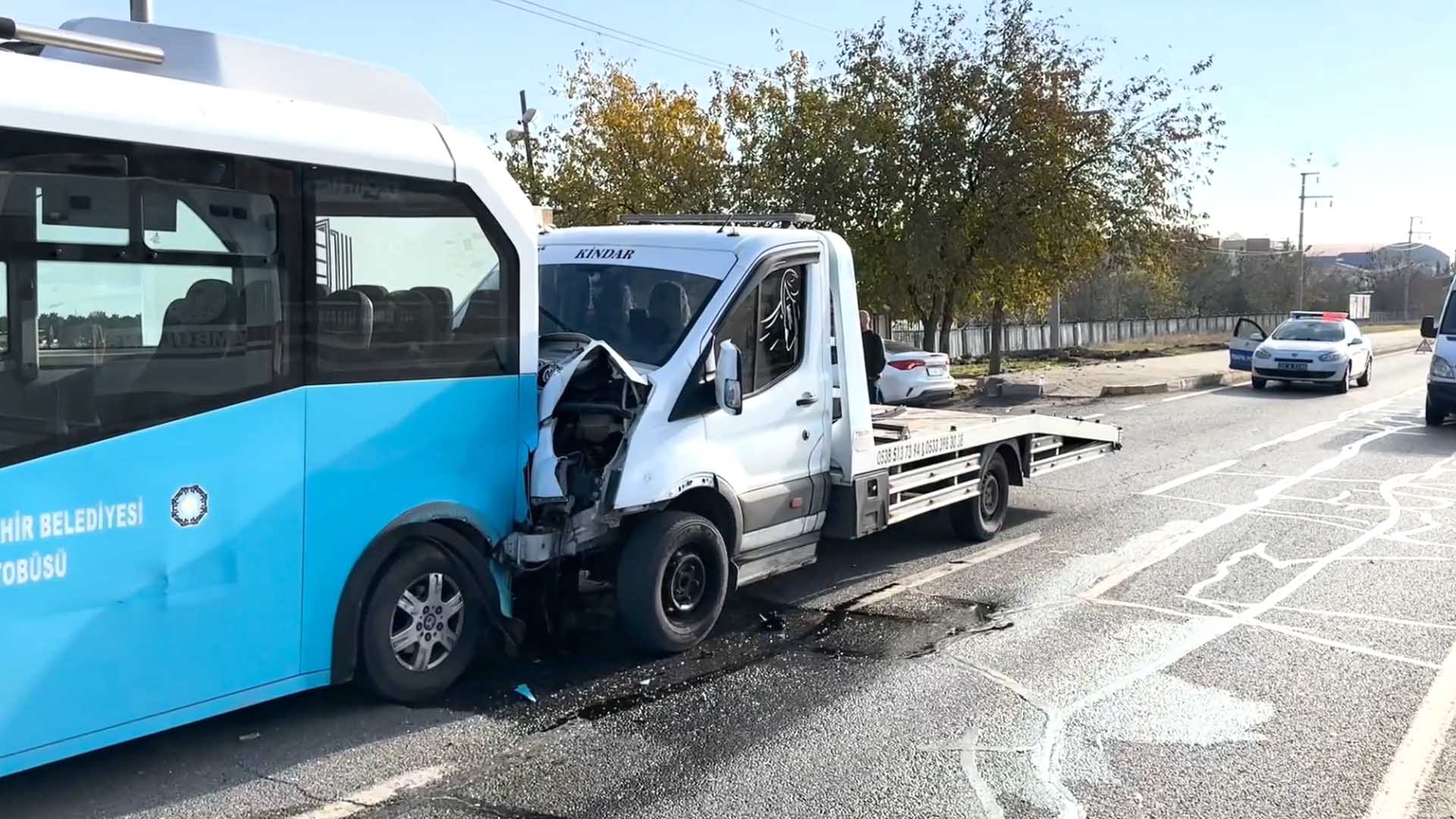 Diyarbakır'da Çekici, Yolcu Minibüsüne Çarptı 10 Yaralı 1