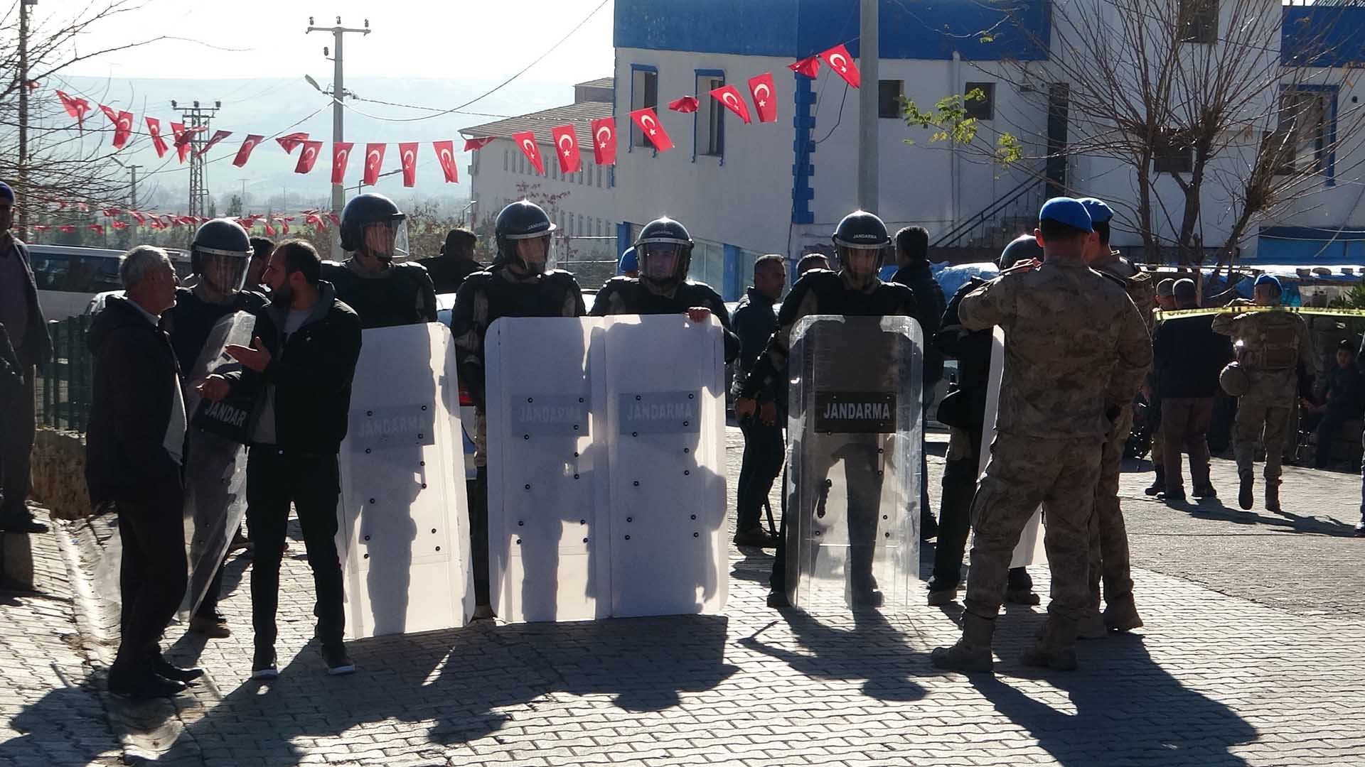 Diyarbakır'da Lise Kavgası Büyüdü Polis Ve Jandarma Müdahale Etti 2