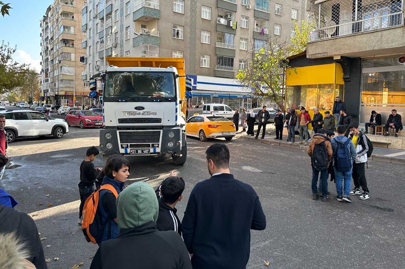 Diyarbakır’da Marketten Çıkan Kadına Kamyon Çarptı 2