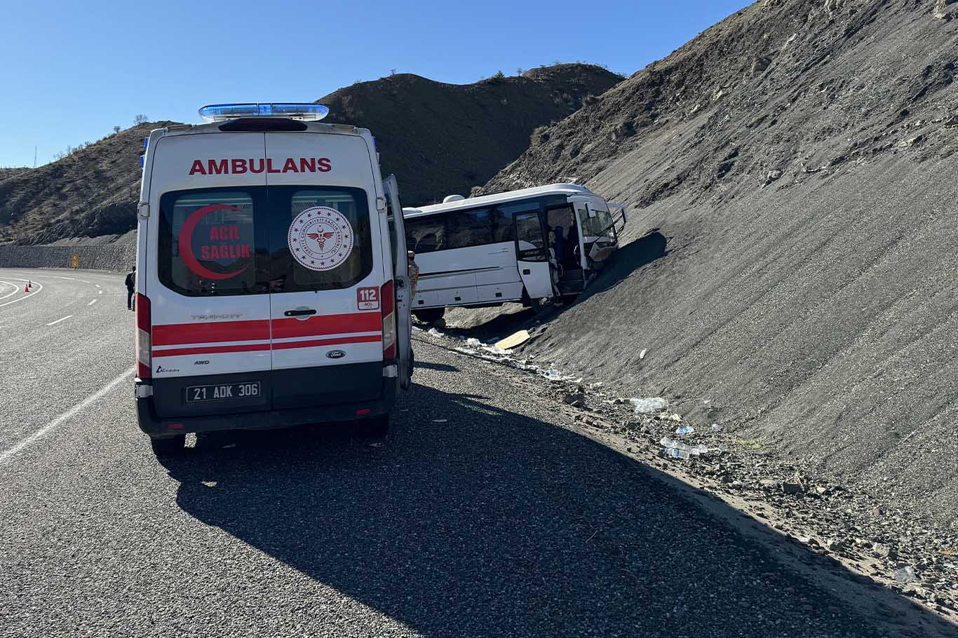 Diyarbakır'da Midibüs Şarampole Uçtu 27 Yaralı 2