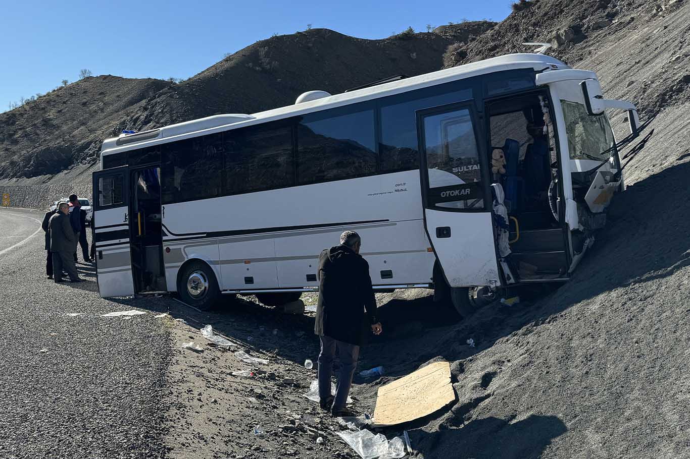 Diyarbakır'da Midibüs Şarampole Uçtu 27 Yaralı 3