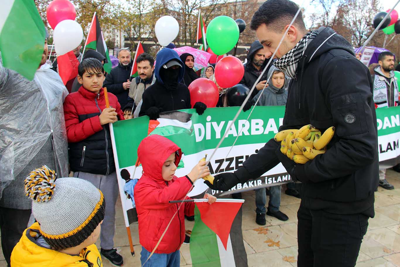 Diyarbakır'da Sağlık Çalışanları Ve Çocuklar, Gazzeli Şehit Çocuklar Için Yürüdü 10