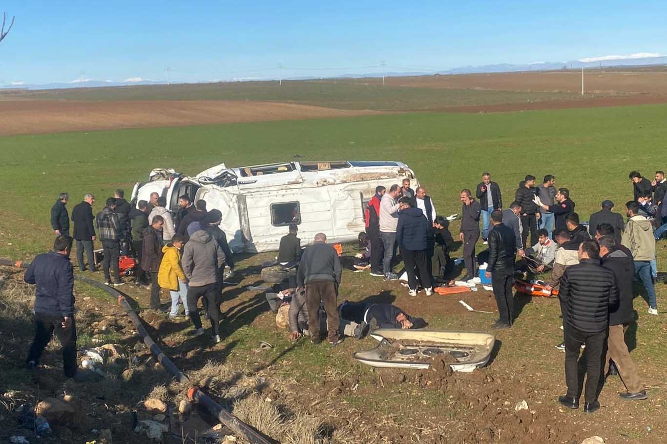 Diyarbakır'da Yolcu Minibüsü Devrildi 1’I Ağır 15 Yaralı 9