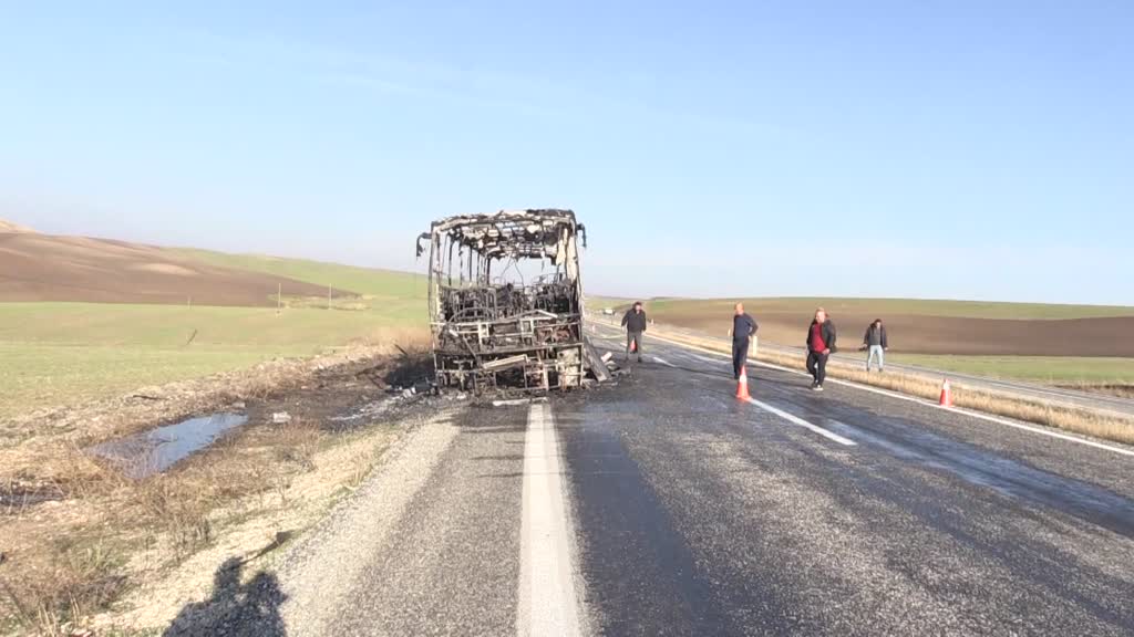 Diyarbakır’da Yolcu Otobüsü Alev Topuna Döndü Kullanılamaz Hale Geldi!-1