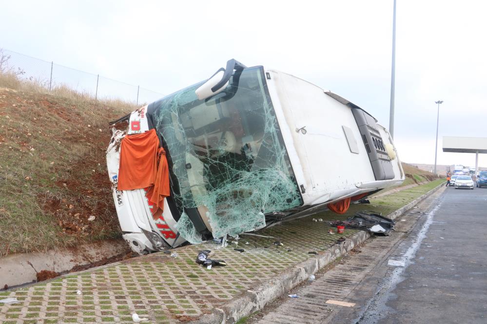 Diyarbakır'dan İzmir'e Giden Yolcu Otobüsü Ile Tir Çarpıştı 10 Yaralı-1