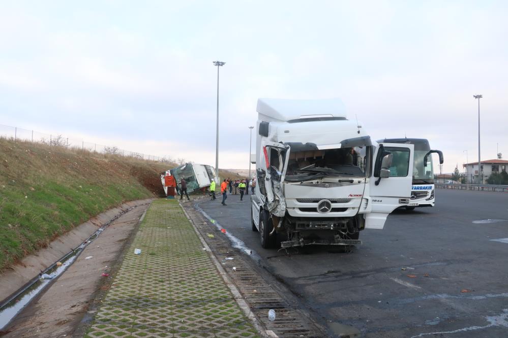 Diyarbakır'dan İzmir'e Giden Yolcu Otobüsü Ile Tir Çarpıştı 10 Yaralı-2