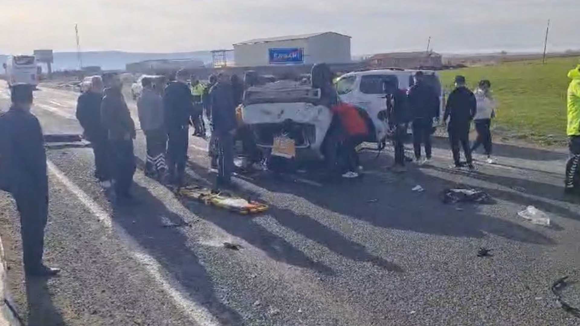 Hafriyat Kamyonu Otomobille Çarpıştı 1'I Ağır 3 Yaralı 3