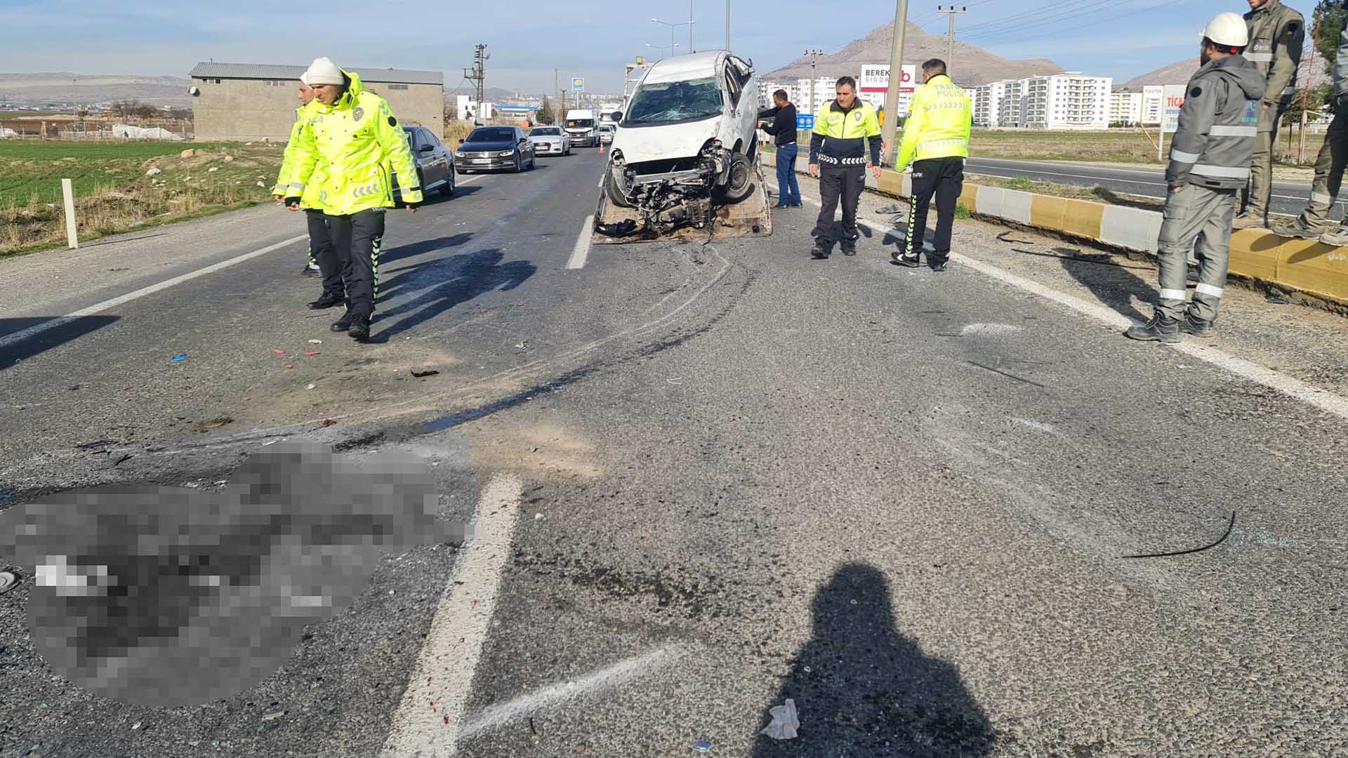 Hafriyat Kamyonu Otomobille Çarpıştı 1'I Ağır 3 Yaralı 4