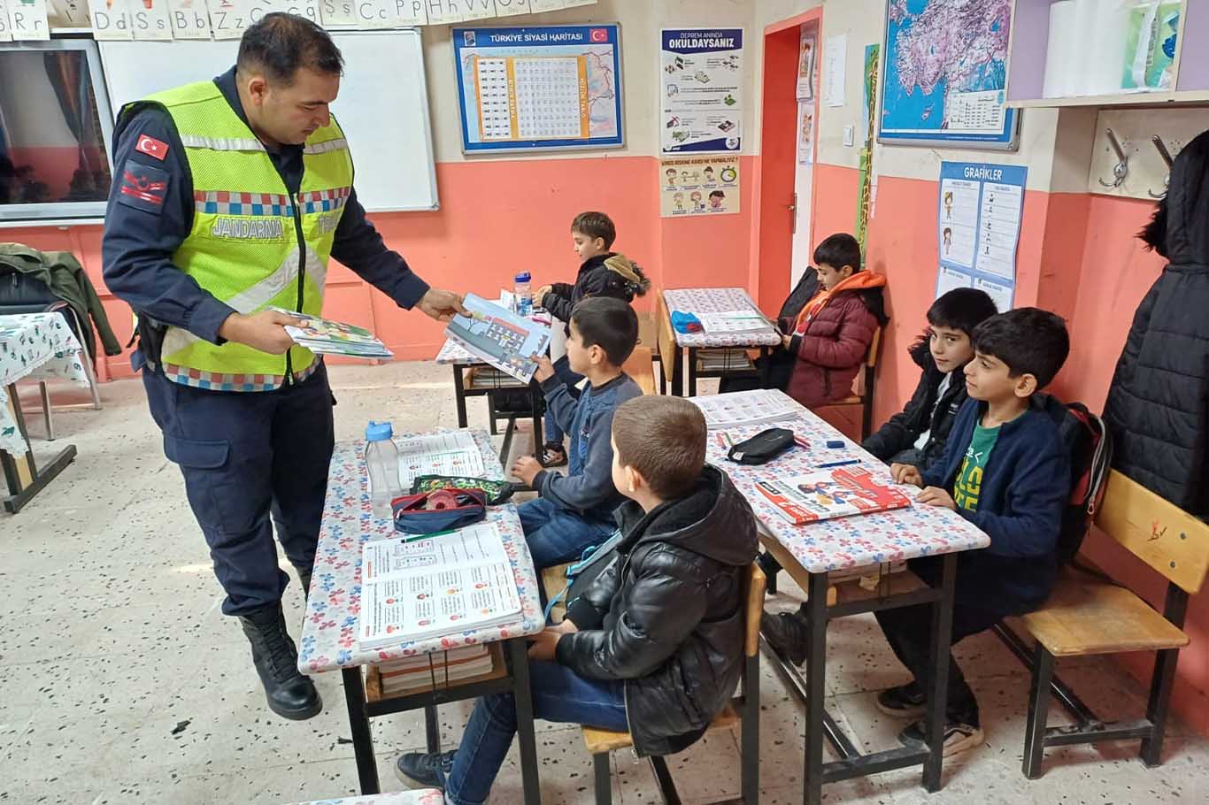 Jandarma’dan Çocuklara Uygulamalı Trafik Eğitimi 1