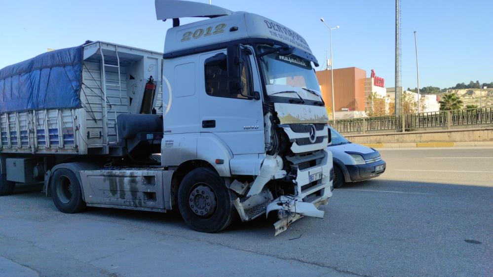 Şanlıurfa'da 3 Araçlı Zincirleme Kaza 7 Yaralı