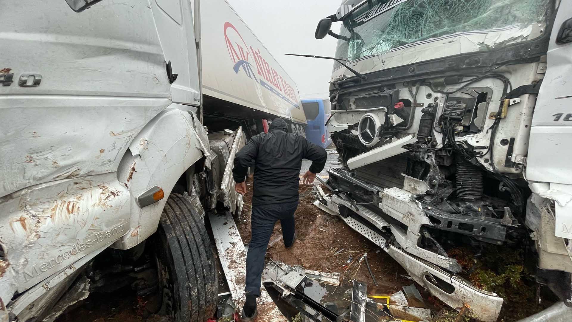 Şanlıurfa’da Batman Yolcu Otobüsü Ve 2 Tır Çarpıştı 1 Ölü, 15 Yaralı 1