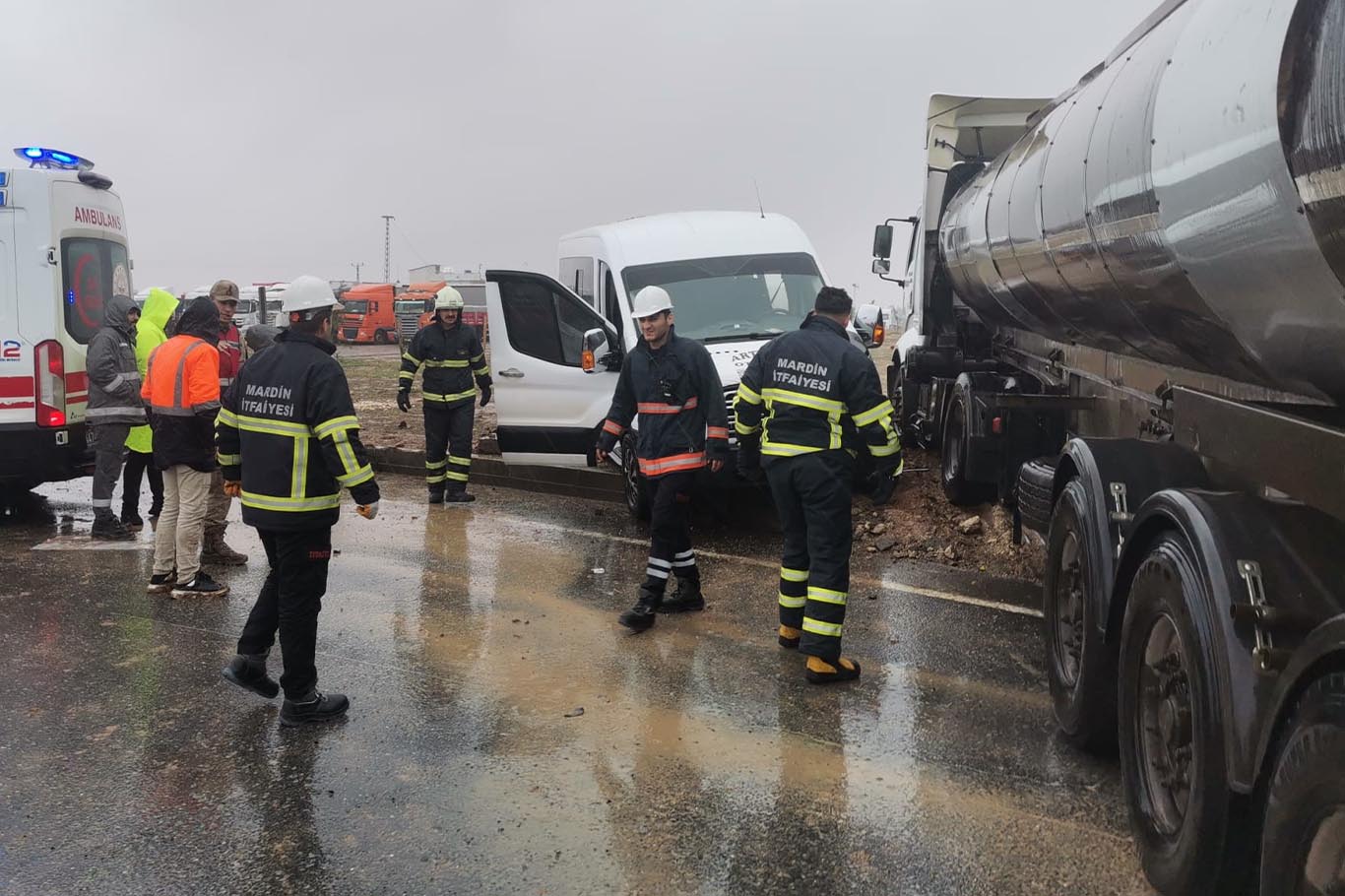 Yolcu Minibüsü Akaryakıt Tankeri Ile Çarpıştı 2 Yaralı 1