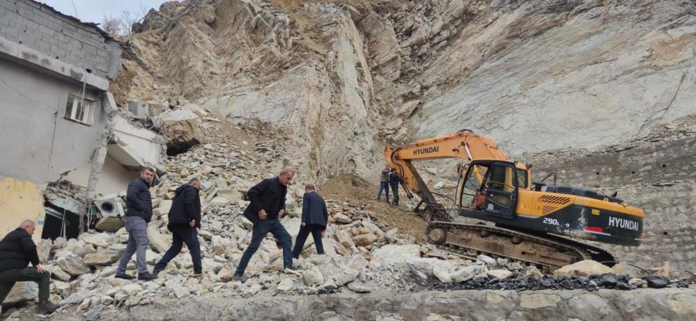 Belediye, Üzerine Kaya Düşmesi Sonucu Evi Zarar Gören Aileye Yardım Edecek1