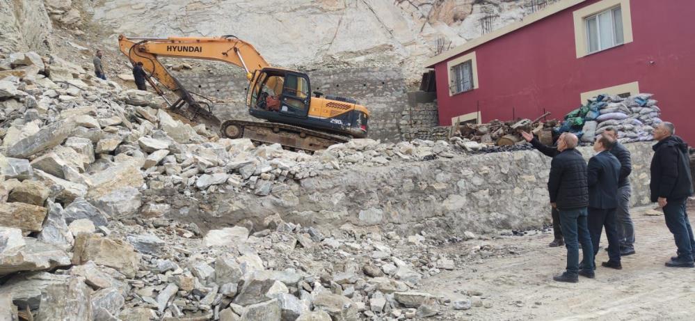 Belediye, Üzerine Kaya Düşmesi Sonucu Evi Zarar Gören Aileye Yardım Edecek2