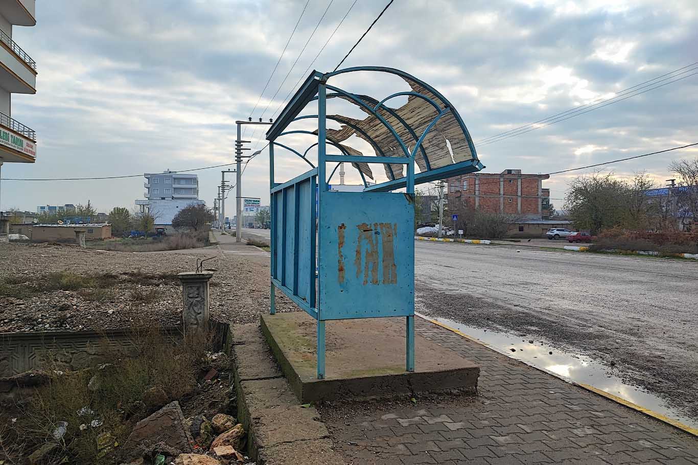 Bismil’de Vatandaşlar Yağmurlu Havada Bu Durakta Bekliyorlar 4