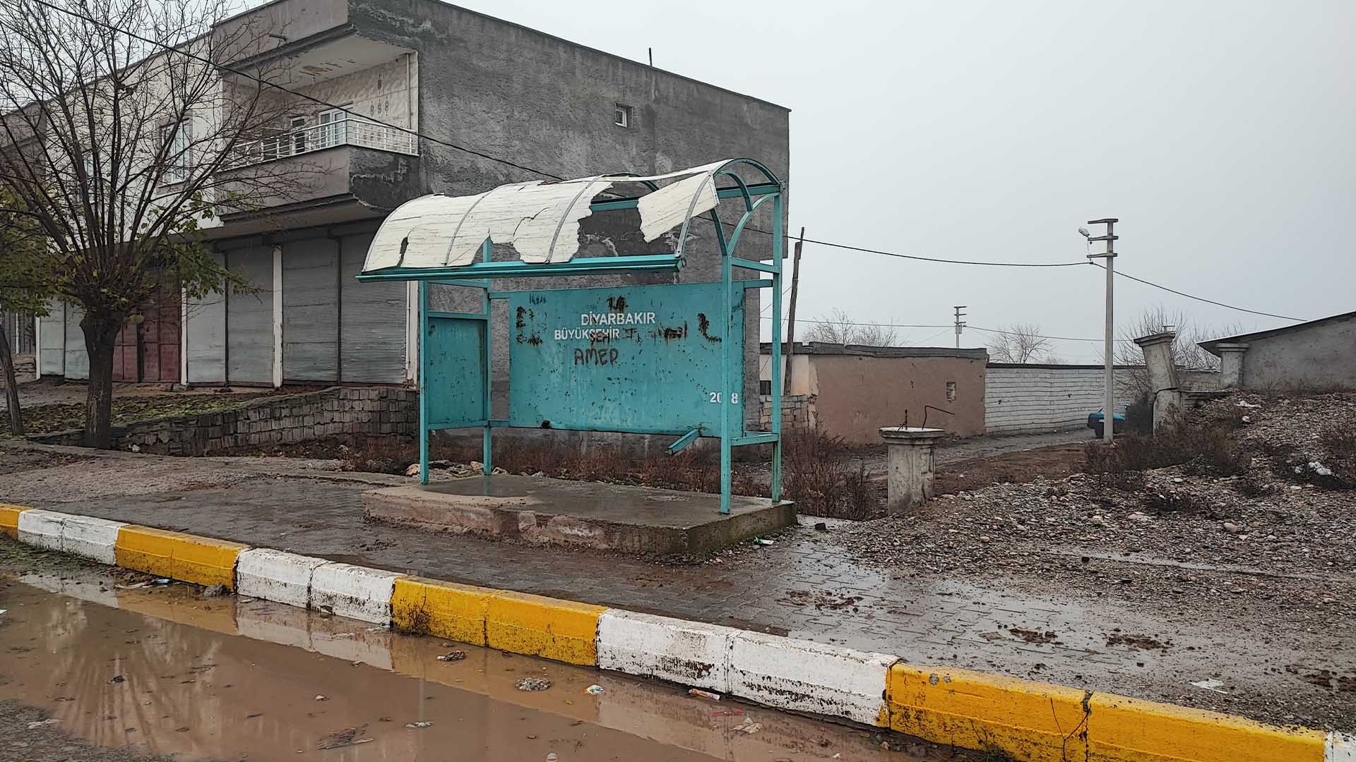 Bismil’de Vatandaşlar Yağmurlu Havada Bu Durakta Bekliyorlar