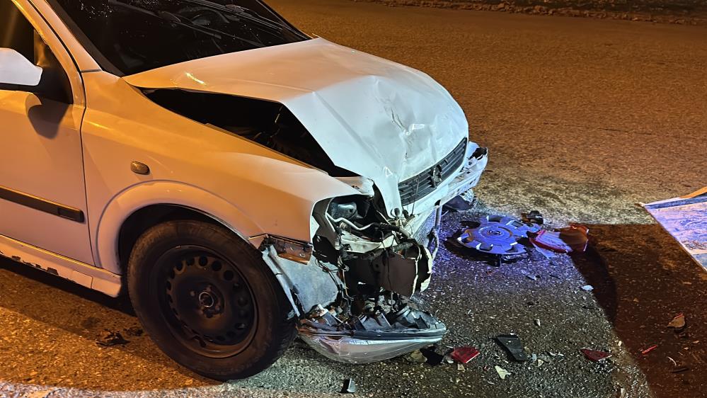 Diyarbakır Istikametinden Gelen Otomobil Siverek'te Başka Bir Araca Çarptı 2 Yaralı1