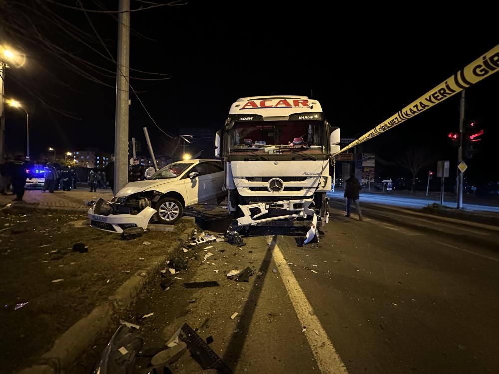 Di̇yarbakir Istikametinden Giden Tir Ile Otomobil Çarpıştı 1 Çocuk Öldü