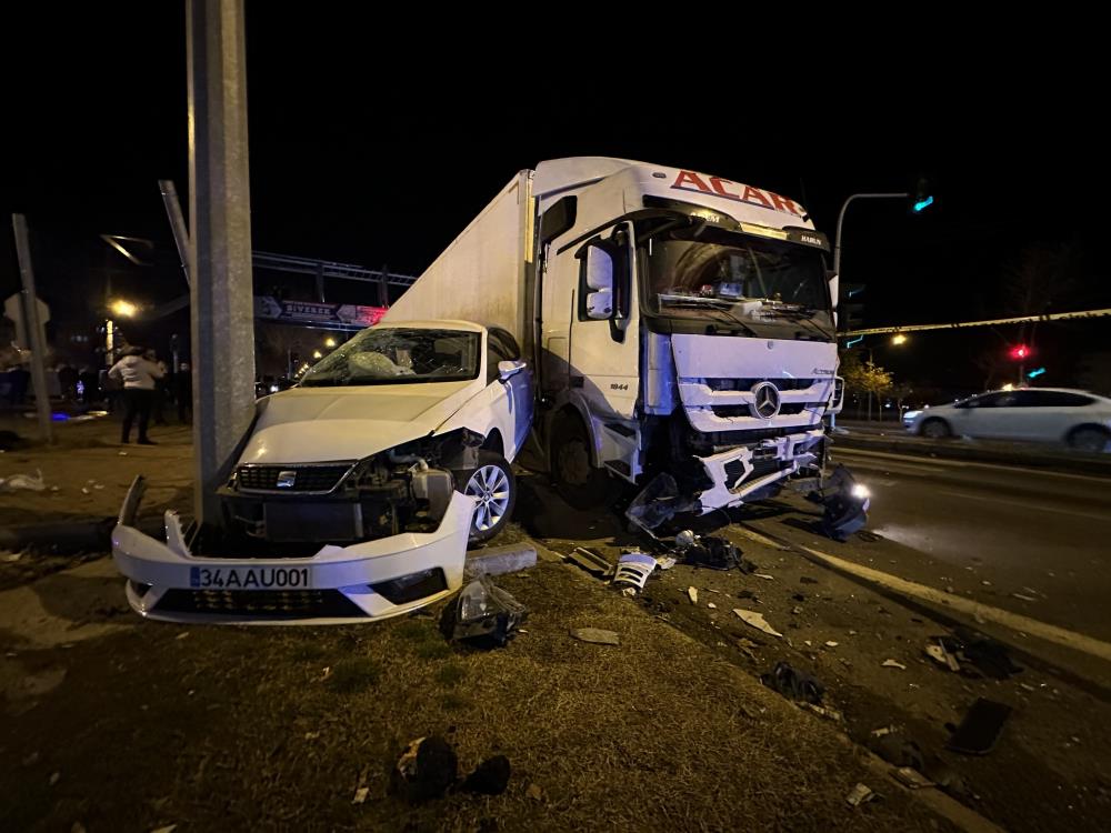 Di̇yarbakir Istikametinden Giden Tir Ile Otomobil Çarpıştı 1 Çocuk Öldü4 Ağır Yaralı