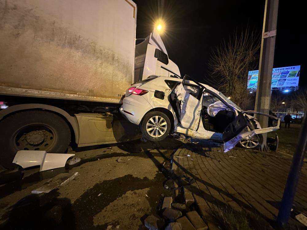 Di̇yarbakir Istikametinden Giden Tir Ile Otomobil Çarpıştı 1 Çocuk Öldü4 Yaralı