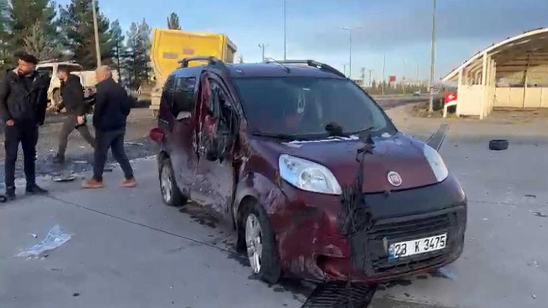 Diyarbakır’da 3 Araç Çarpıştı 5 Yaralı 2