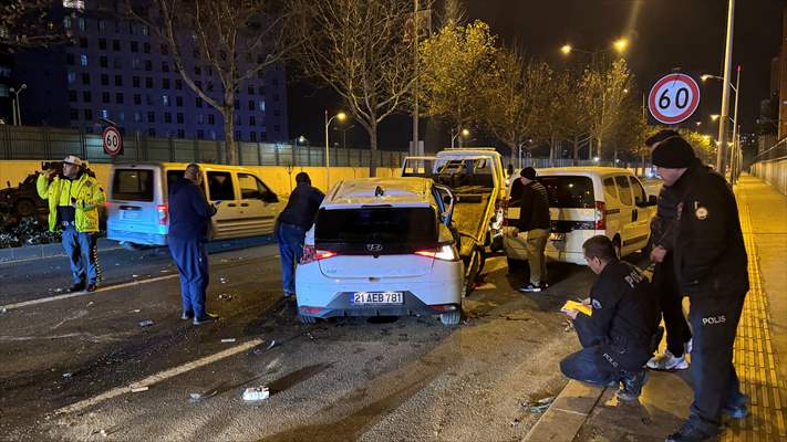 Diyarbakır'da Kamyonet Ile Otomobil Çarpıştı 3 Yaralı-2