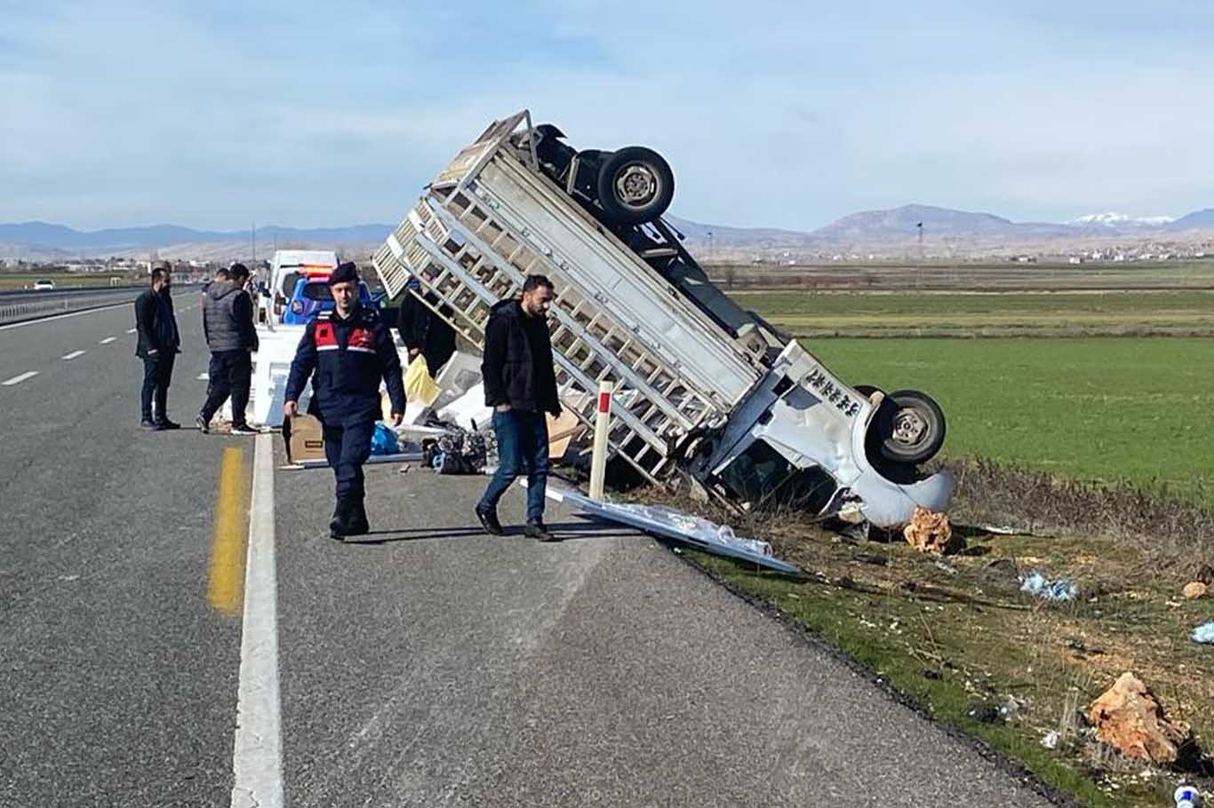 Diyarbakır’da Kamyonet Şarampole Savruldu 3 Yaralı 2