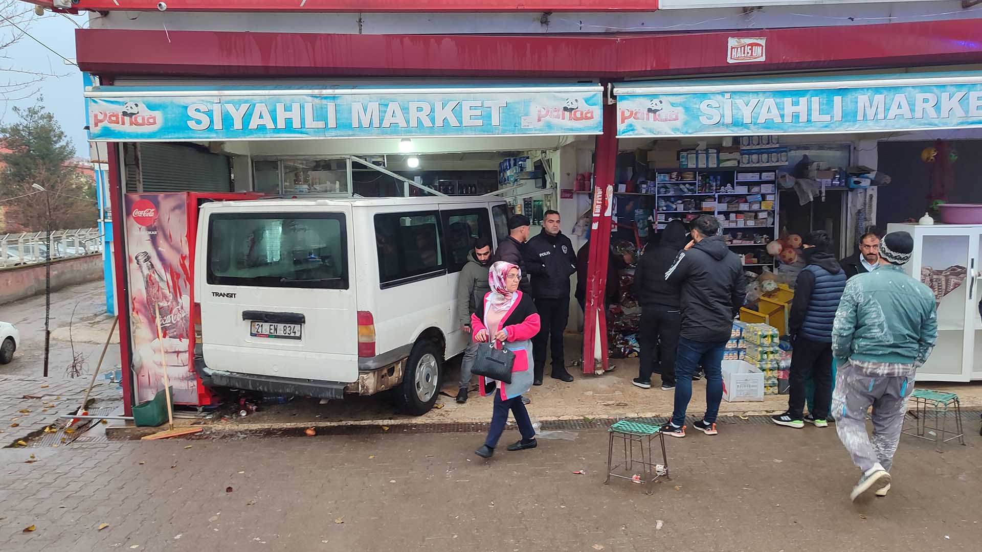 Diyarbakır’da Minibüs Markete Daldı 5 Öğrenci Yaralandı (1)