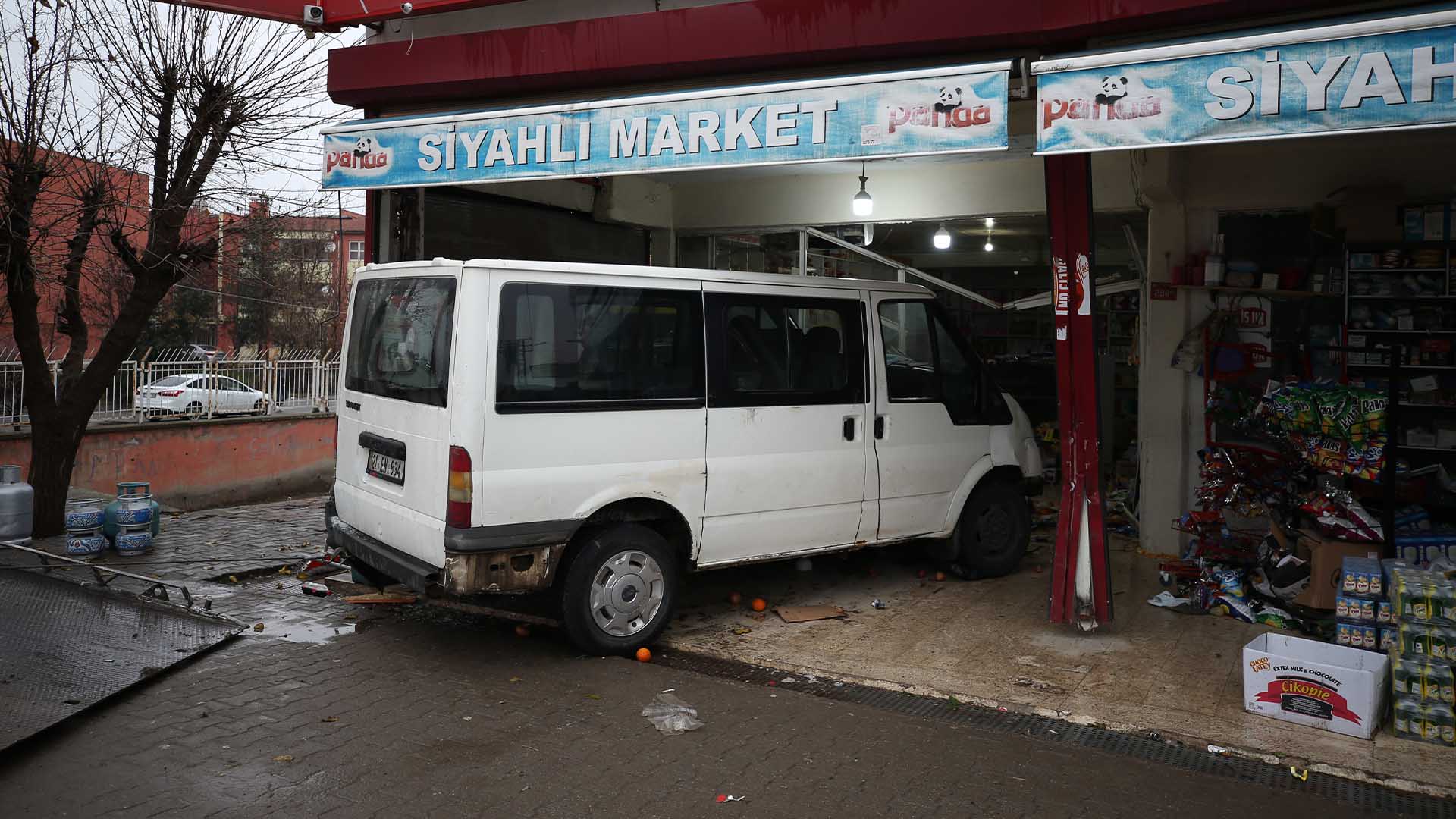 Diyarbakır’da Minibüs Markete Daldı 5 Öğrenci Yaralandı 4