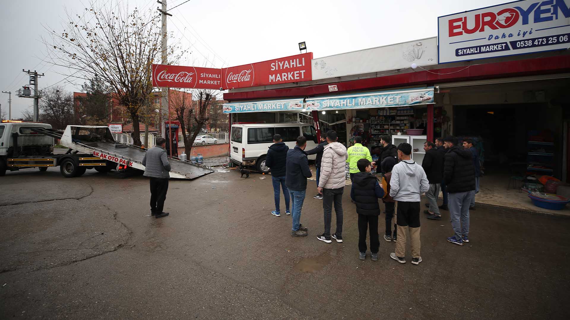 Diyarbakır’da Minibüs Markete Daldı 5 Öğrenci Yaralandı 5