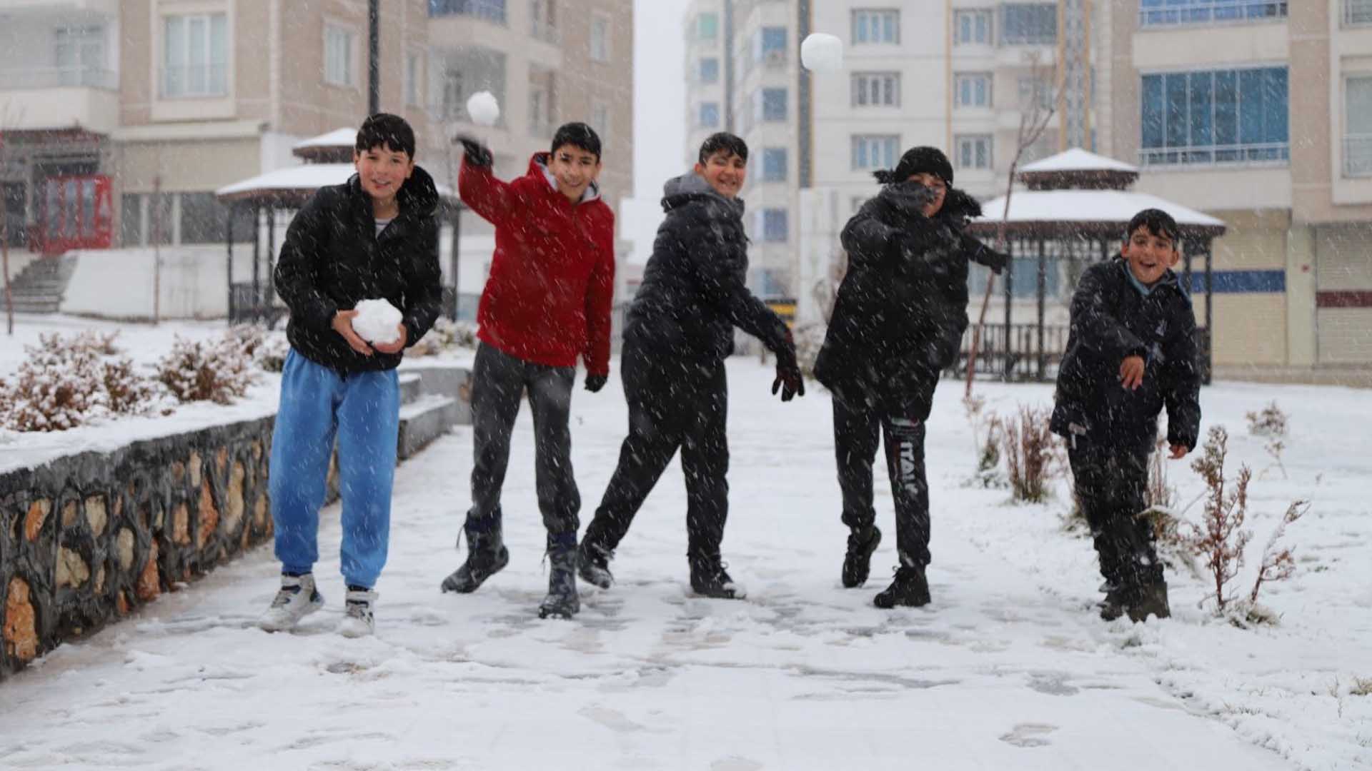 Diyarbakır’da O Ilçesinde Çocuklar Kara Doydu 4