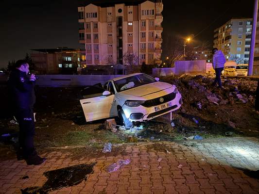 Diyarbakır'da Otomobil Yolun Alt Kısmına Devrildi 1'I Ağır 6 Yaralı