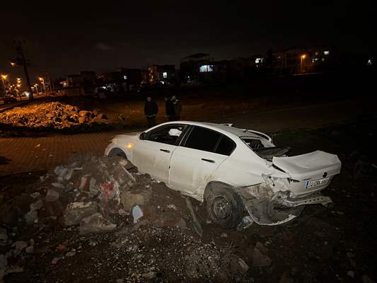 Diyarbakır'da Otomobil Yolun Alt Kısmına Devrildi1'I Ağır 6 Yaralı