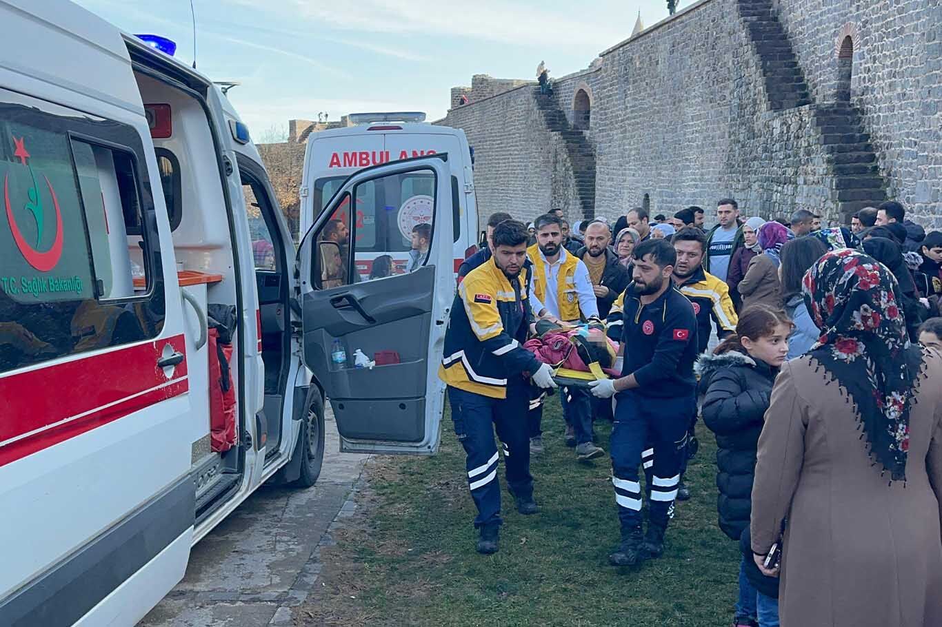 Diyarbakır’da Surlardan Düşen Çocuk Ağır Yaralandı 4