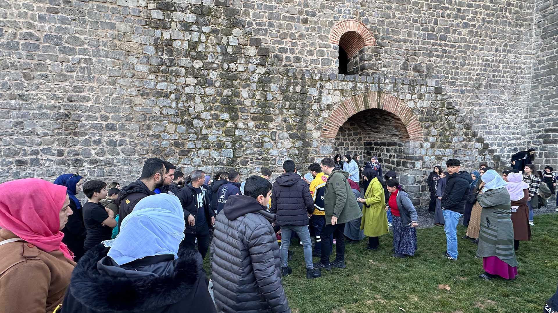 Diyarbakır’da Surlardan Düşen Çocuk Ağır Yaralandı 8