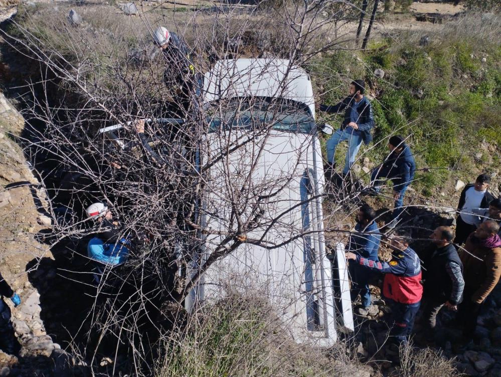 Şanlıurfa’da Araç Şarampole Yuvarlandı,