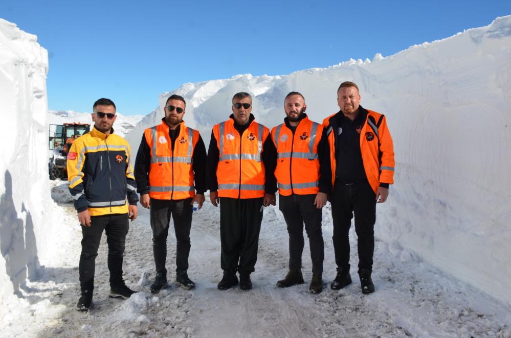 Şırnak'ta Kar Kalınlığı 2 Metreyi Geçti! Tanin Tanin Geçidi 15 Gündür Kapalı5