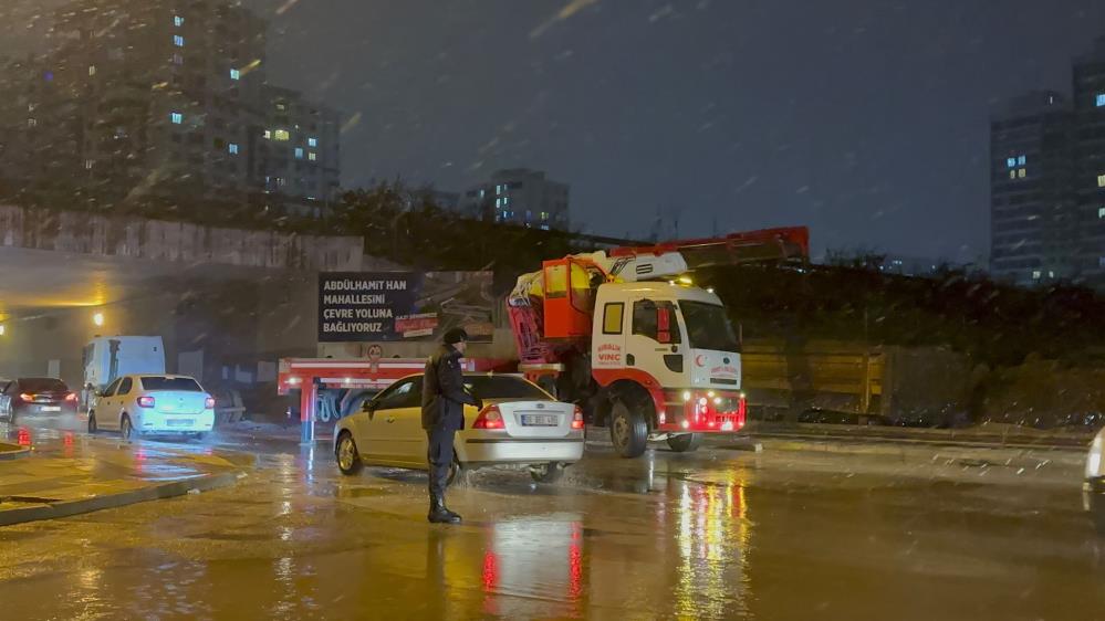 Tırın Dorsesi Açıldı! Üst Geçide Sıkıştı2