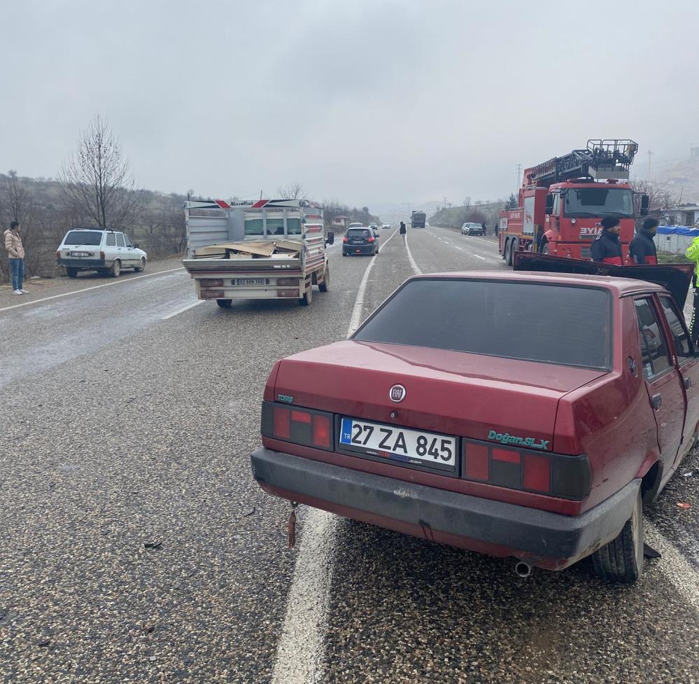 Adıyaman'da Iki Otomobil Çarpıştı6 Kişi Yaralandı