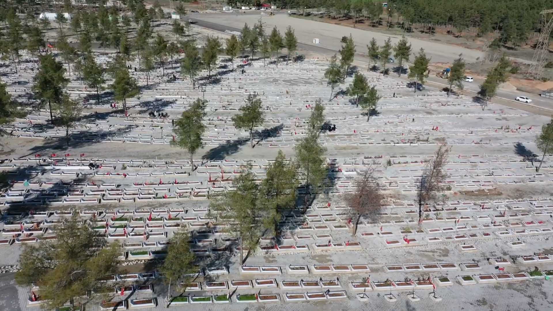 Depremde Kaybettiği Ailesinin Mezarına 1 Yıldır Hediyeler Götüren Babanın Acısı Dinmiyor 10