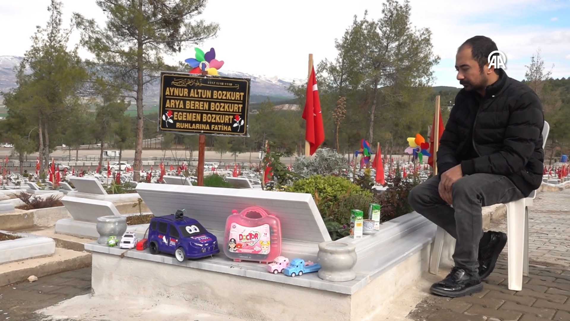 Depremde Kaybettiği Ailesinin Mezarına 1 Yıldır Hediyeler Götüren Babanın Acısı Dinmiyor 7